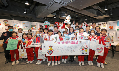 房协行政总裁陈钦勉与学生及插画师小墨一同启动以「快乐可以选择」为主题的活动，传播正能量。